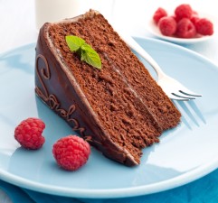 frische Sachertorte mit Himbeerdeko / fresh sacher cake with raspberry