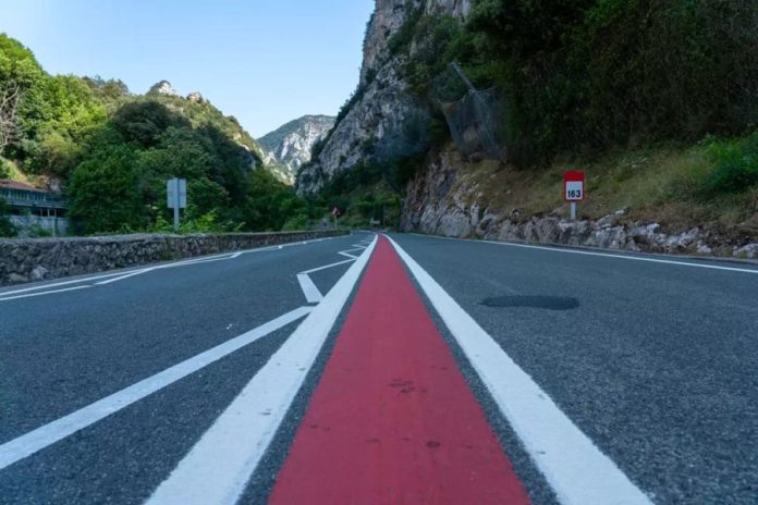 cette-ligne-rouge-sur-lautoroute-seme-la-confusion-chez-les-automobilistes-que-signifie-ce-nouveau-marquage